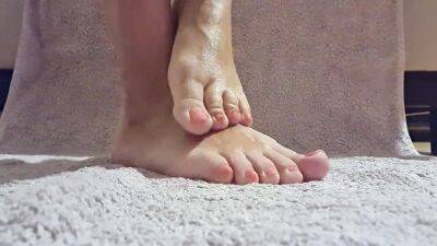 Real Amateur French Milf Feet Fetish on girlfriendsporn.net