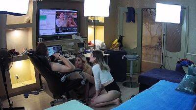 StripCamFun Amateur Webcam Dritt Free Threesome Porn on girlfriendsporn.net