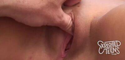 Shaved Cunt Close-up XXX With Brunette Amateur Teen And Shaved Pussy on girlfriendsporn.net
