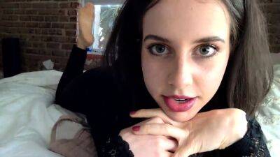 Amateur webcam babe showing her sexual goods on girlfriendsporn.net